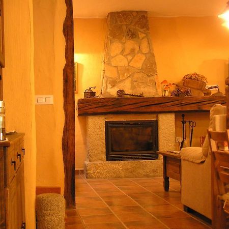 Hostal Rural Las Cuatro Calles San Martin del Pimpollar ภายนอก รูปภาพ