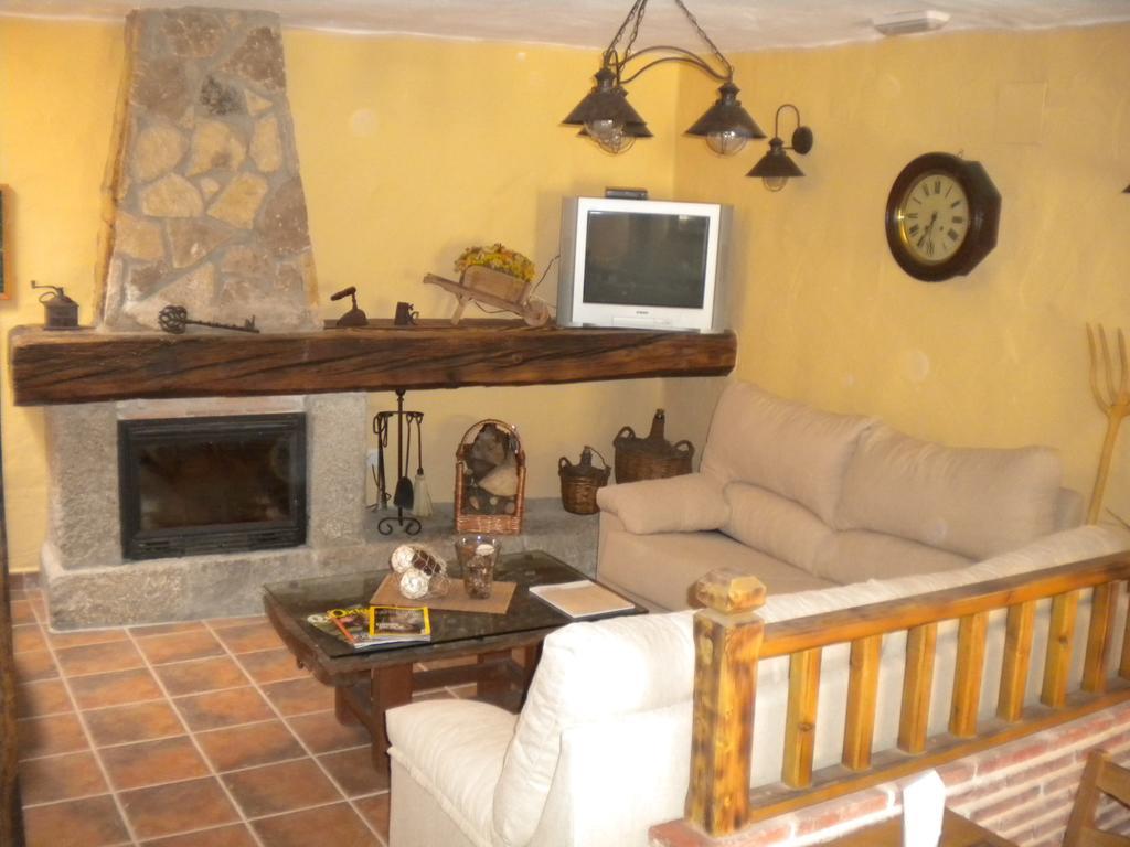 Hostal Rural Las Cuatro Calles San Martin del Pimpollar ภายนอก รูปภาพ