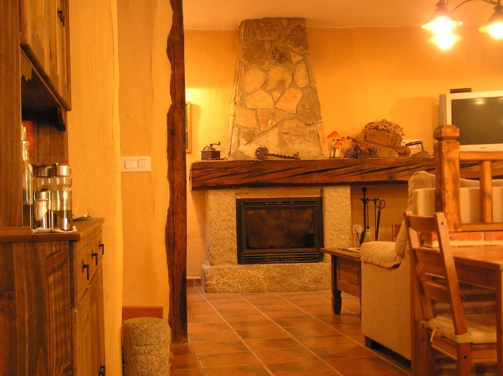 Hostal Rural Las Cuatro Calles San Martin del Pimpollar ภายนอก รูปภาพ