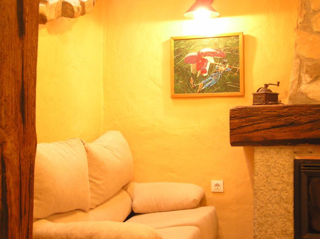 Hostal Rural Las Cuatro Calles San Martin del Pimpollar ภายนอก รูปภาพ
