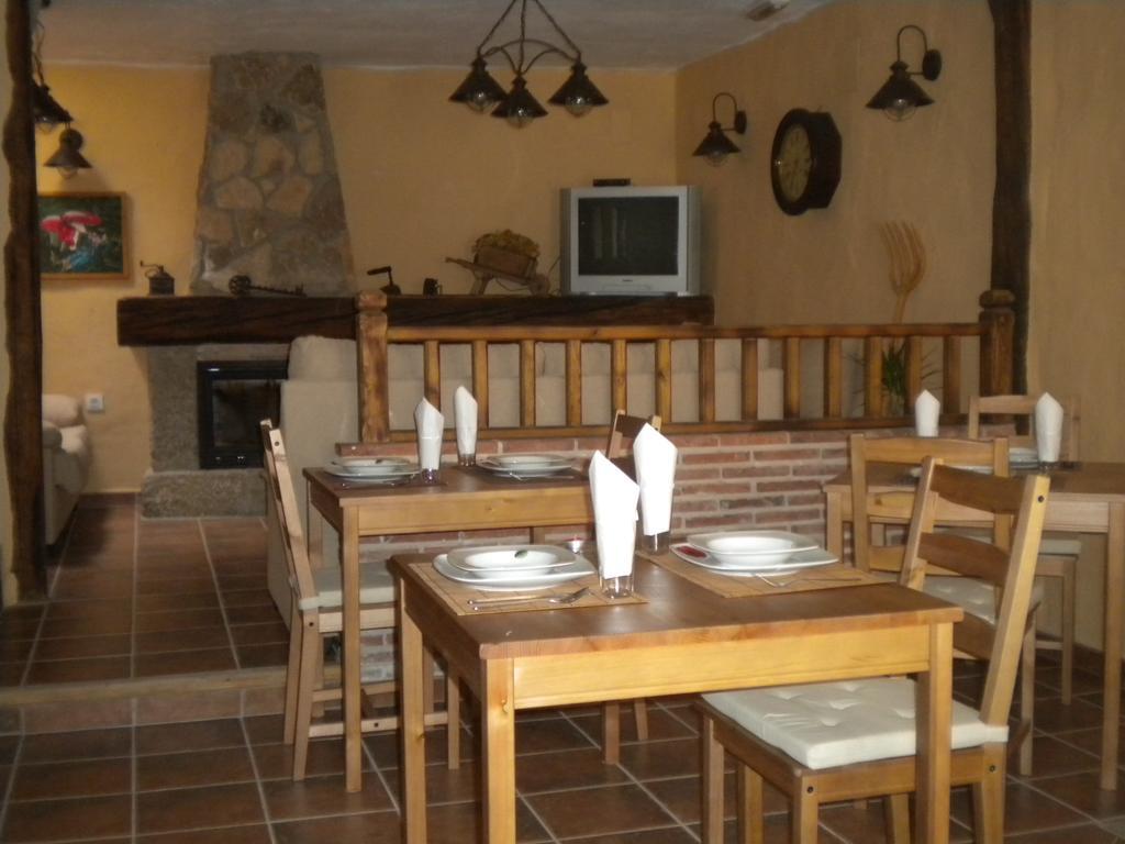 Hostal Rural Las Cuatro Calles San Martin del Pimpollar ภายนอก รูปภาพ