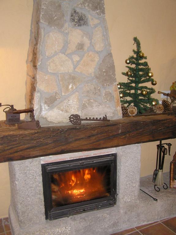 Hostal Rural Las Cuatro Calles San Martin del Pimpollar ภายนอก รูปภาพ