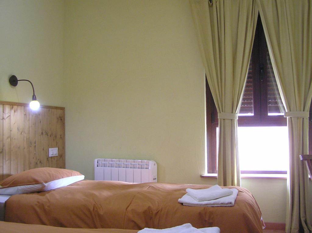 Hostal Rural Las Cuatro Calles San Martin del Pimpollar ภายนอก รูปภาพ