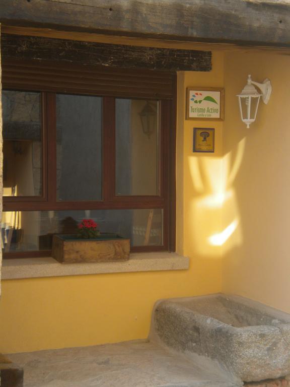 Hostal Rural Las Cuatro Calles San Martin del Pimpollar ภายนอก รูปภาพ
