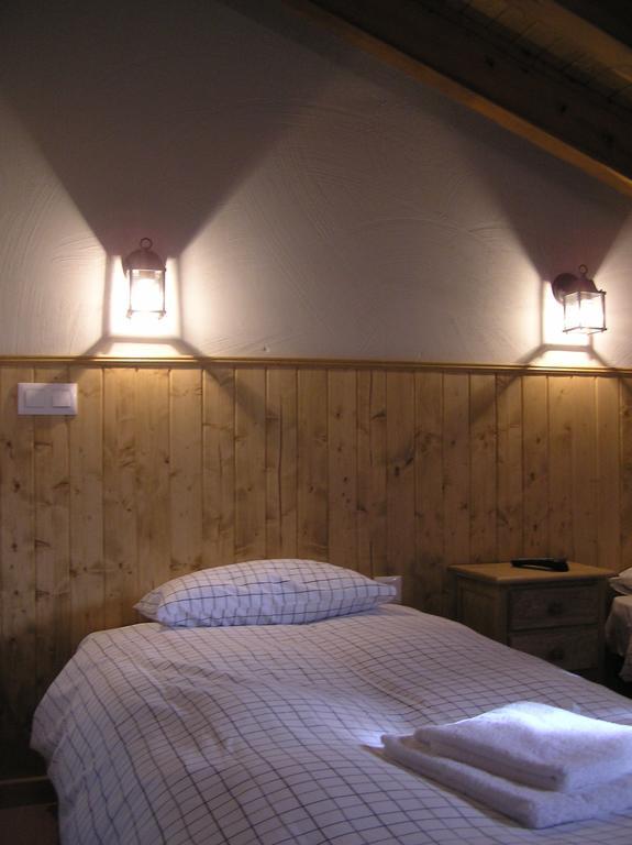 Hostal Rural Las Cuatro Calles San Martin del Pimpollar ภายนอก รูปภาพ